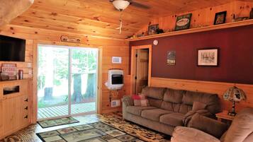 Smart-tv, eldstad, dvd-spelare och böcker