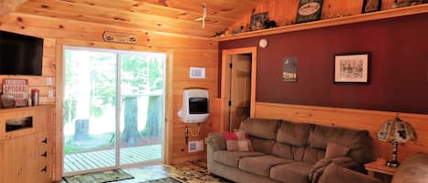 Smart-tv, eldstad, dvd-spelare och böcker