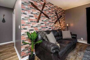 TV - Lansing Layover #9 | Urban Hideaway (Lansing)