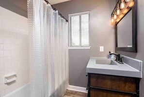 Combined shower/bathtub, hair dryer, shampoo - Lansing Layover #9 | Urban Hideaway (Lansing)