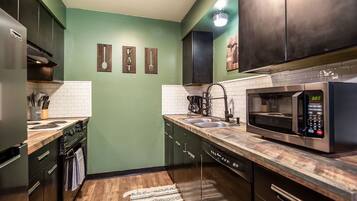 Réfrigérateur, micro-ondes, four, plaque de cuisson