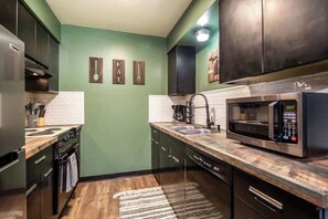 Fridge, microwave, oven, stovetop - Fairlane #8 | The Den (Lansing)