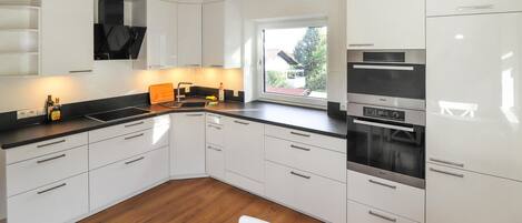 Kjøleskap, kokeplater, oppvaskmaskin og kaffetrakter/tekoker