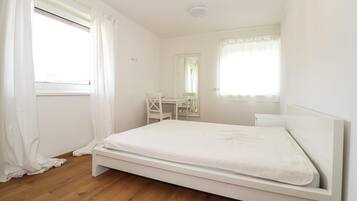 2 bedrooms, travel crib, free WiFi