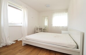 2 bedrooms, travel crib, free WiFi