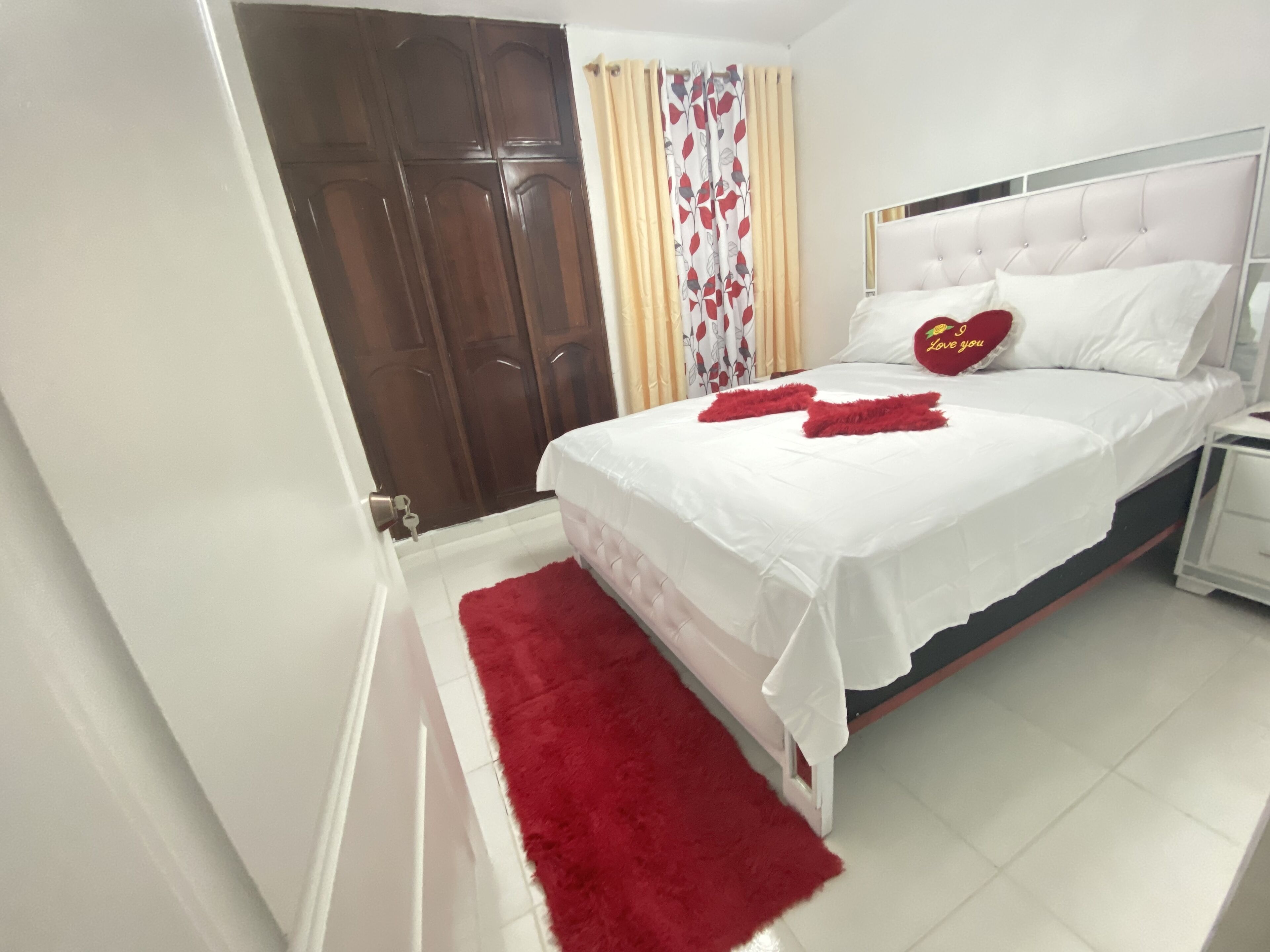 3 chambres, coffres-forts dans les chambres, bureau