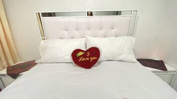 3 quartos, cofres nos quartos, escrivaninha