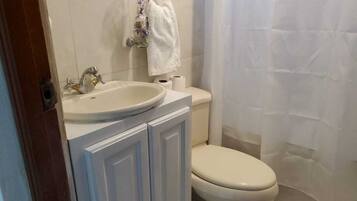 Duschwanne, Haartrockner, HandtĂŒcher, Seife