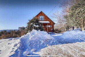 A wooden cabin with a snow-covered landscape. - Clean Secluded Cabin w/ Incredible Mountain Views! (Mexico)