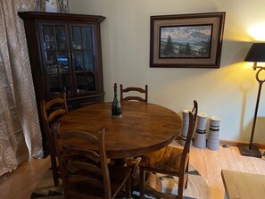 Dining - Cute and cozy cabin in the heart of Maggie Valley. (Maggie Valley)