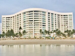 Beach nearby, sun loungers, beach towels
