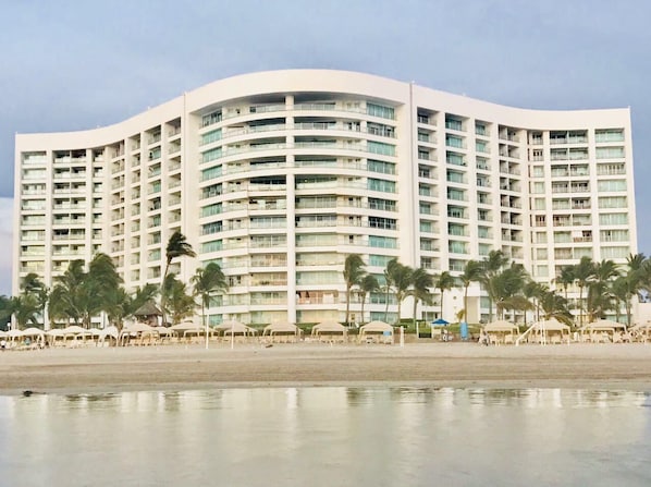 Beach nearby, sun loungers, beach towels