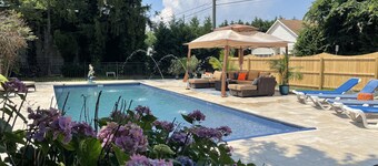 Lg Victorian, New Resort-likePrivate Pool, Beds for 17, 10min to SH beach