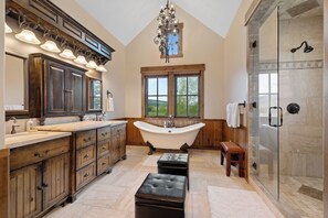 Hair dryer, towels, soap, shampoo - Luxury Teton Springs Rental Home (Victor)