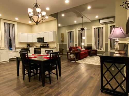 The Chestnut on the Square Historic Loft A