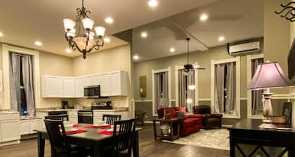 The Chestnut on the Square Historic Loft A