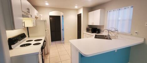 Kühlschrank, Mikrowelle, Ofen, Herdplatte