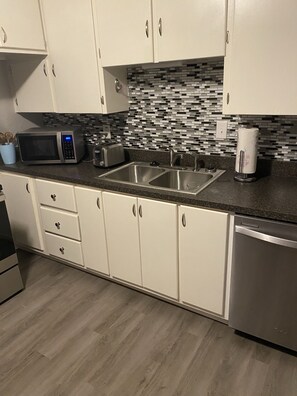 Réfrigérateur, micro-ondes, four, plaque de cuisson