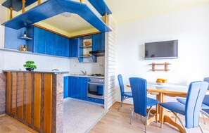 Kühlschrank, Ofen, Herdplatte, Wasserkocher mit Kaffee-/Teezubehör