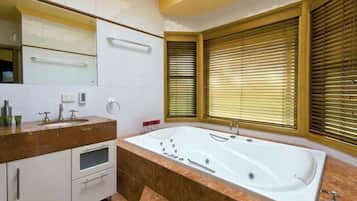 Jetted bath, hair dryer, towels