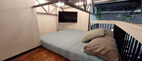 2 bedrooms, desk, WiFi, bed sheets