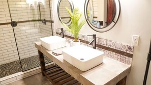 Shower, towels, shampoo - Rivers Edge Lofts - Unit 3 (Niles)