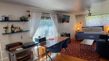 Iron/ironing board, travel cot, free WiFi, bed sheets