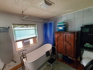 淋浴/盆浴组合、吹风机、毛巾、肥皂