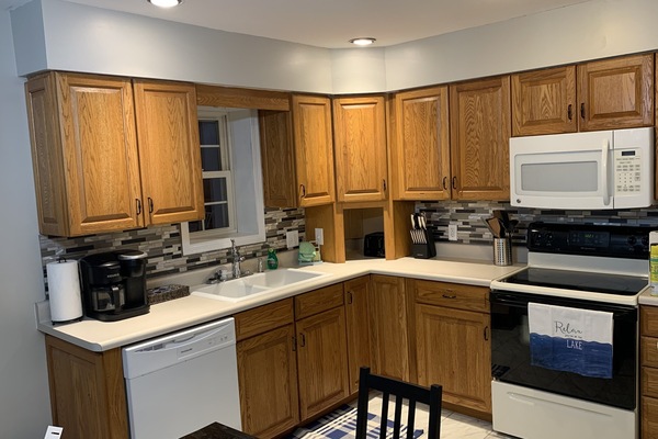 Kjøleskap, mikrobølgeovn, ovn og kokeplater