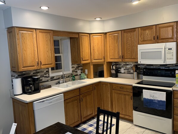 Fridge, microwave, oven, stovetop - Large lake home 1/2 mile from boat ramp and courtesy dock on Stockton Lake (Stockton)