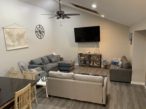 Smart TV, reproductor de DVD y futbolito 