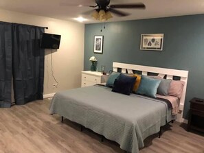 3 bedrooms, iron/ironing board, travel crib, WiFi - Large lake home 1/2 mile from boat ramp and courtesy dock on Stockton Lake (Stockton)