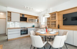 Fridge, stovetop, dishwasher