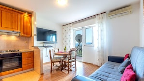 A compact living space with a kitchen, dining area, and a sofa. - Stunning apartment in Duce with house sea view (Duce)
