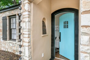 Exterior detail - Fulton House | King Beds | In Town | Outdoor Fire pit (Fredericksburg)