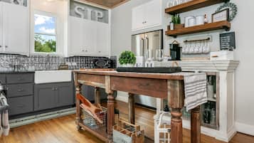 Coffee/tea maker, fridge, microwave, oven