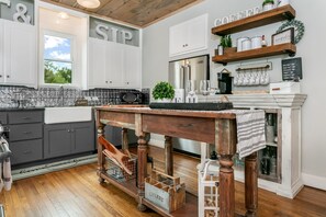 Fridge, microwave, oven, stovetop - Fulton House | King Beds | In Town | Outdoor Fire pit (Fredericksburg)