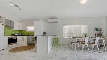 Grand réfrigérateur, micro-ondes, four, lave-vaisselle