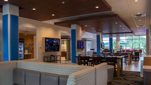 A spacious lobby with a seating area, a bar, and a view of the outdoors. - Holiday Inn Express & Suites Tuscaloosa East - Cottondale by IHG (Cottondale)