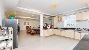 Premium Villa | Dapur kecil peribadi | Peti sejuk, ketuhar gelombang mikro, dapur, cerek elektrik