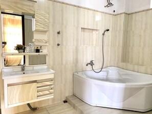 Premium-villa | Badeværelse | Bruser, gratis toiletartikler, hårtørrer, Sæbe