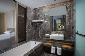 Bathroom - Ramada Plaza by Wyndham Xiamen (Xiamen)