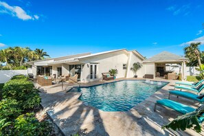 A heated pool - Beach Lux • Heated Pool w/ Infinity Spa, Cabana, BBQ, Golden Tee • Walk to Beach (Singer Island)