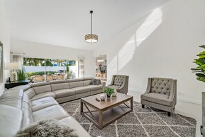 スマートテレビ、DVD プレーヤー、書庫、書斎 / ワークスペース