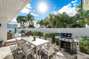 Outdoor dining - Beach Lux • Heated Pool w/ Infinity Spa, Cabana, BBQ, Golden Tee • Walk to Beach (Singer Island)