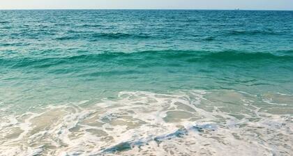Beach Lux • Heated Pool w/ Infinity Spa, Cabana, BBQ, Golden Tee • Walk to Beach