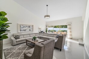 Smart TV, DVD player, books, offices - Beach Lux • Heated Pool w/ Infinity Spa, Cabana, BBQ, Golden Tee • Walk to Beach (Singer Island)