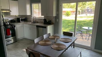 Frigorifero, microonde, piano cottura, lavastoviglie