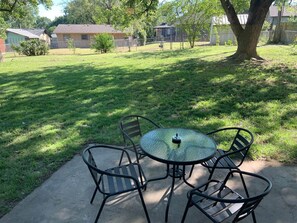 Outdoor dining - Tulsa whole home near Hard Rock Casino and I-44 with large fenced backyard  (Tulsa)