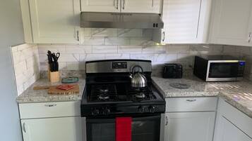 Frigorifero, microonde, piano cottura, lavastoviglie